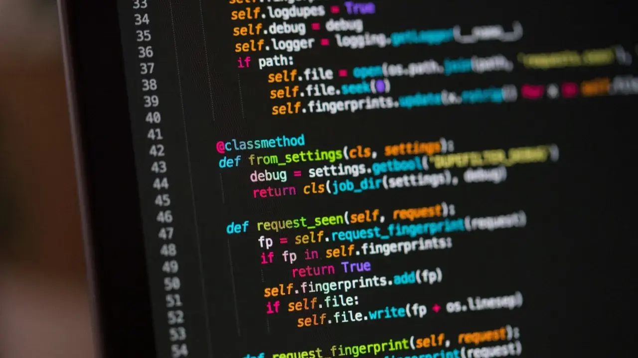 Codice Python su schermo scuro, con numeri di riga. Un esempio di codice che potrebbe far riflettere su quanto guadagna un programmatore.