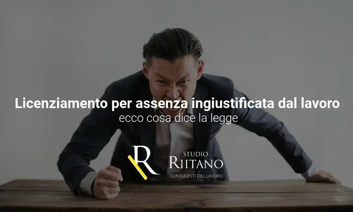 Uomo arrabbiato con pugno sul tavolo, testo "Licenziamento per assenza ingiustificata dal lavoro".