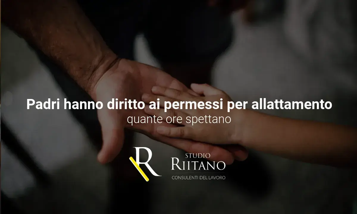Padri hanno diritto ai permessi per allattamento. Mani di padre e figlio si stringono, un gesto di cura e supporto.