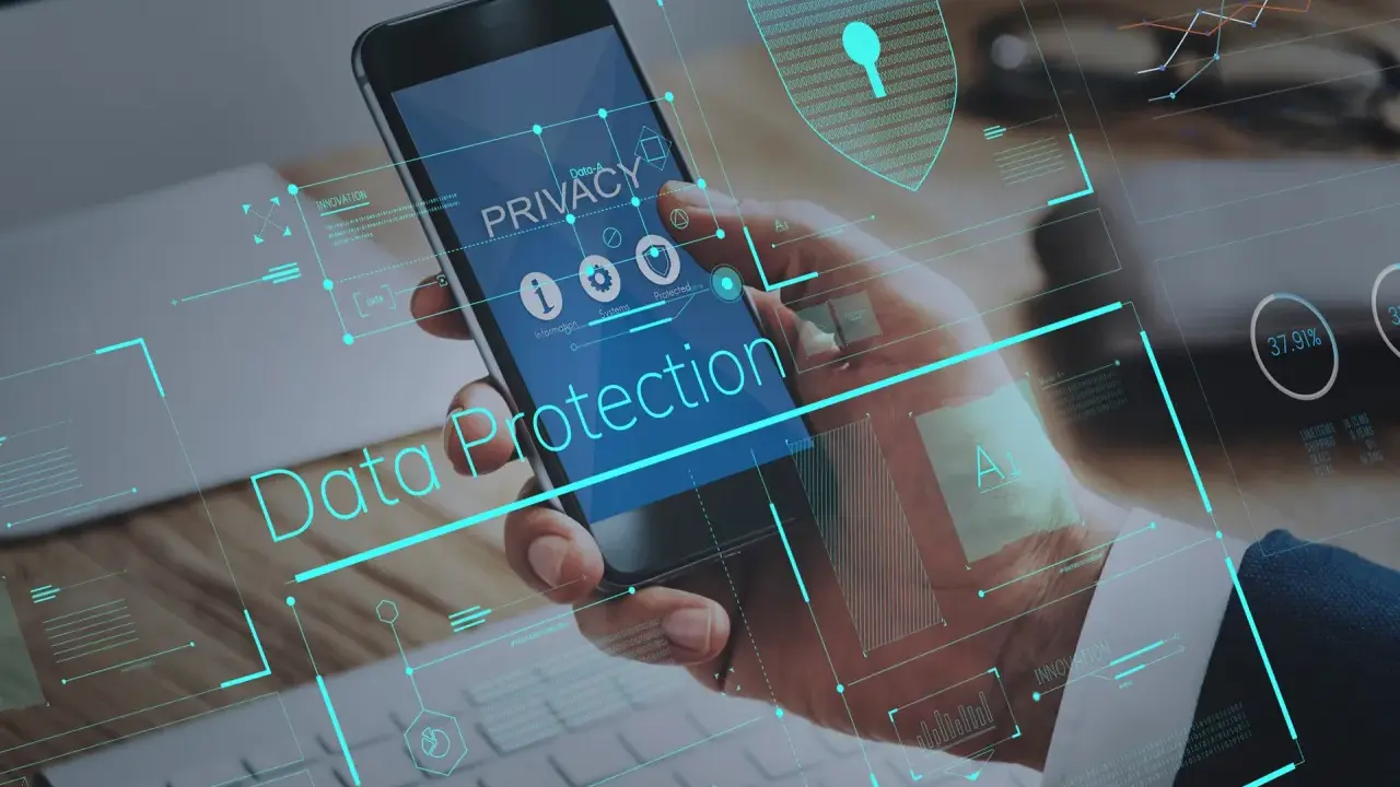 Schermata di uno smartphone con "Data Protection" e icone di sicurezza. Il concetto di obbligo timbratura dipendenti privati è legato alla protezione dei dati.