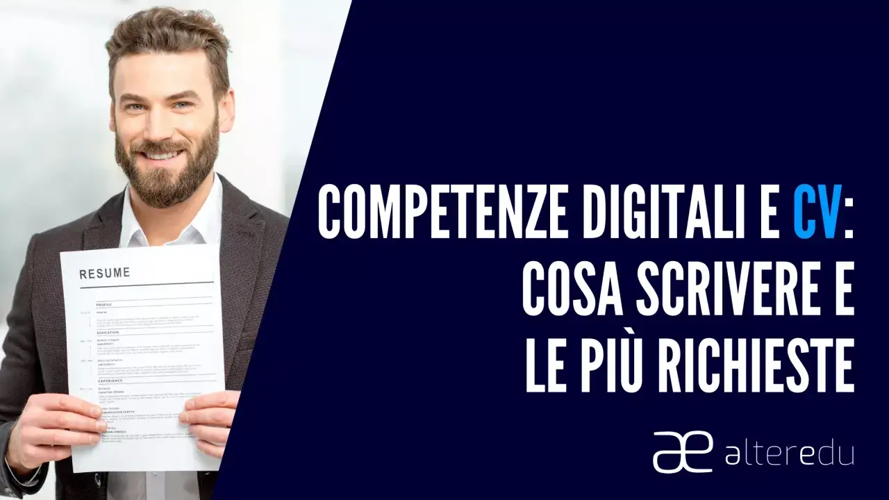 Uomo sorridente con un CV in mano, testo "Competenze digitali e CV: cosa scrivere e le più richieste".