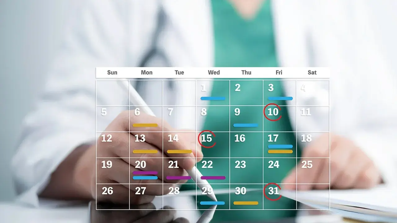 Medico che segna sul calendario, utile per un esempio calcolo periodo di comporto malattia.