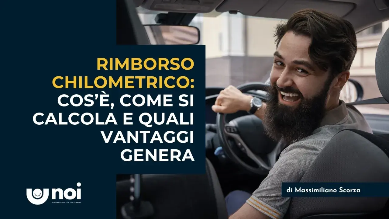 Uomo sorridente al volante, testo su rimborso chilometrico: cos'è, come si calcola e vantaggi.