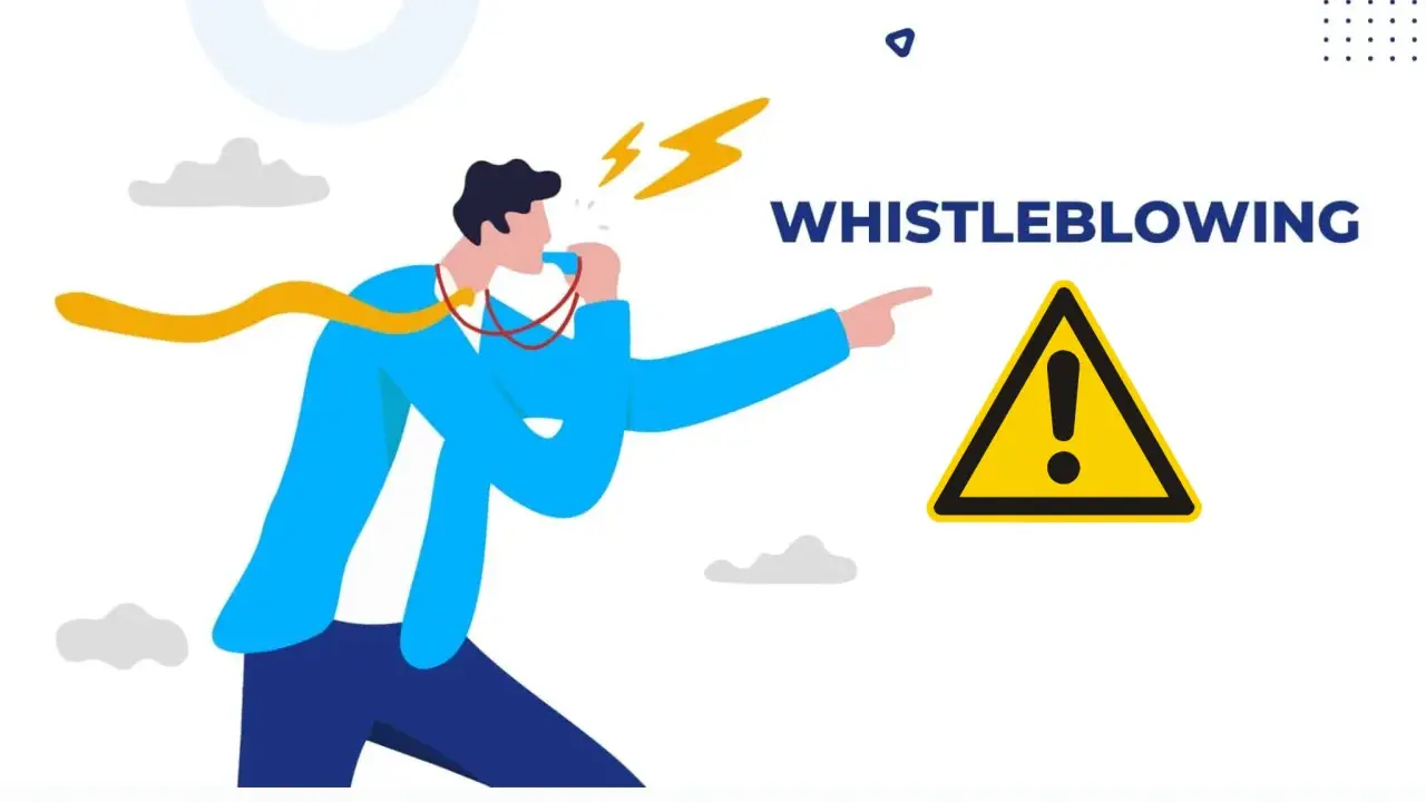 Uomo con fischietto e segnale di pericolo, che illustra il whistleblowing cos'è: denunciare illeciti.