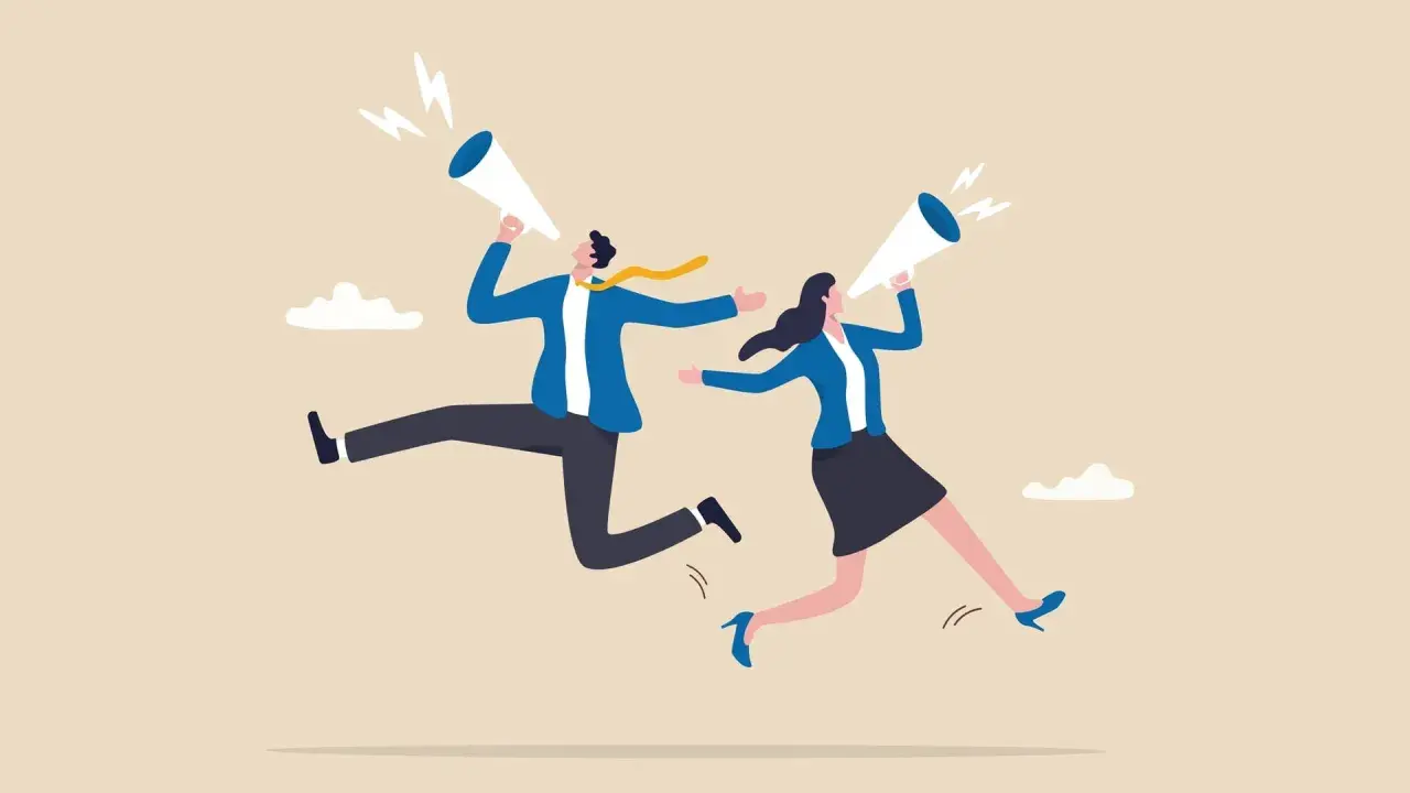 Uomini e donne corrono con megafoni, annunciando come scrivere un annuncio di lavoro efficace.