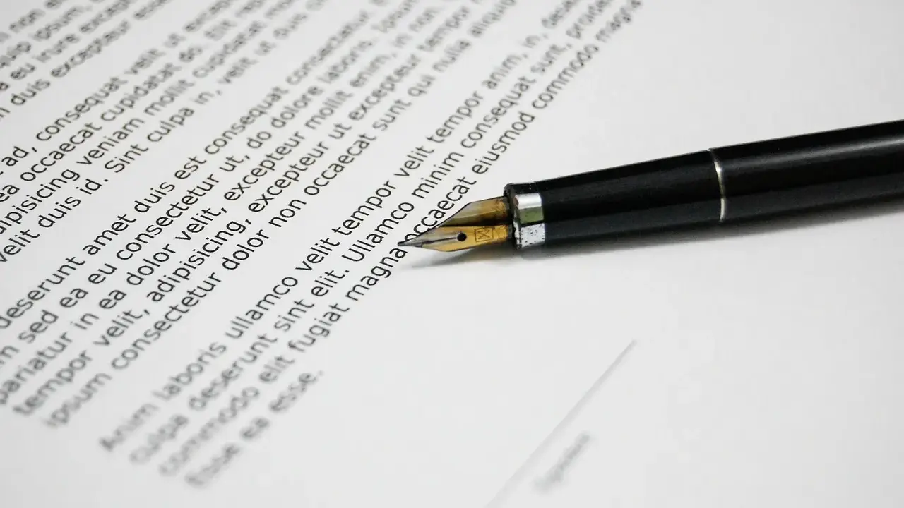 Una penna stilografica su un documento, che ricorda una esempio domanda di trasferimento motivata.