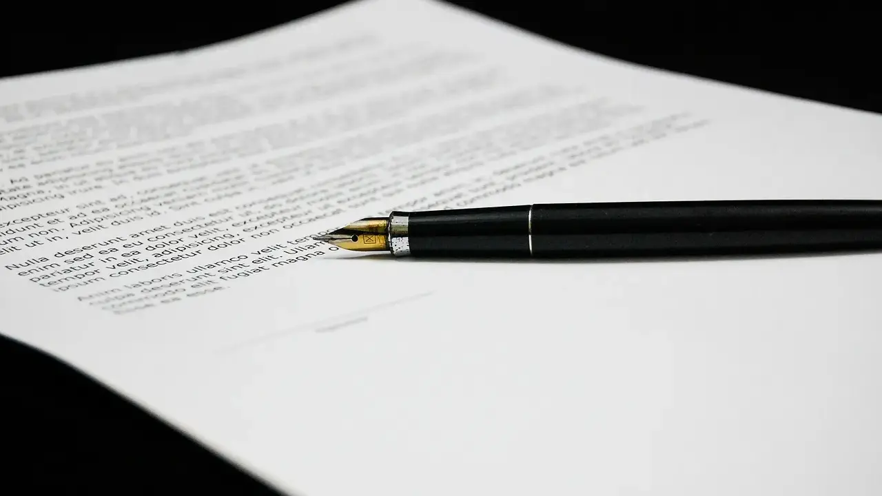 Penna stilografica su foglio con testo, pronto per redigere un modello lettera di richiamo per comportamento maleducato.