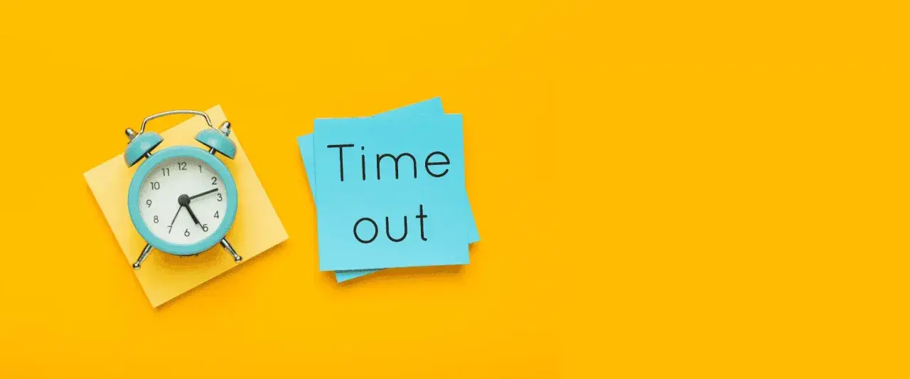 Sveglia e bigliettini blu con "Time out". Quante pause in 8 ore di lavoro?