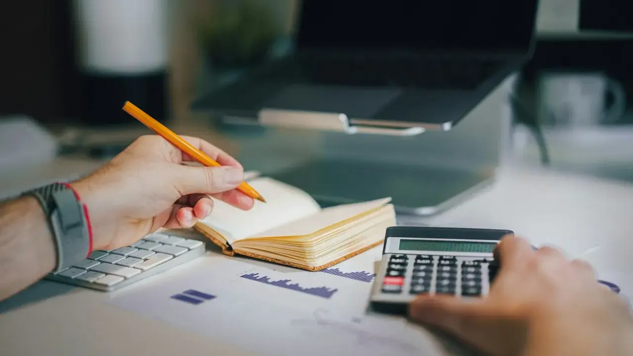 Un consulente finanziario cosa fa? Analizza grafici, usa la calcolatrice e prende appunti per pianificare strategie.