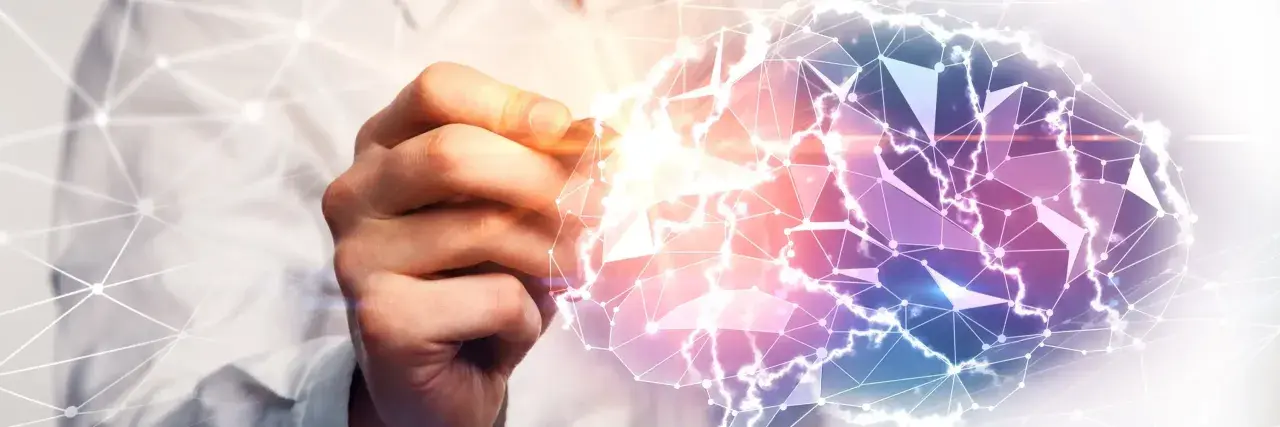 Mano che disegna un cervello stilizzato, connettendo punti e linee. Un'immagine che evoca la complessità della mente e la domanda: quanto guadagna uno psicologo?