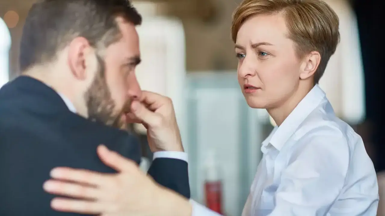 Donna consola uomo in lutto per il suocero. Richiesta permessi lutto suocero.