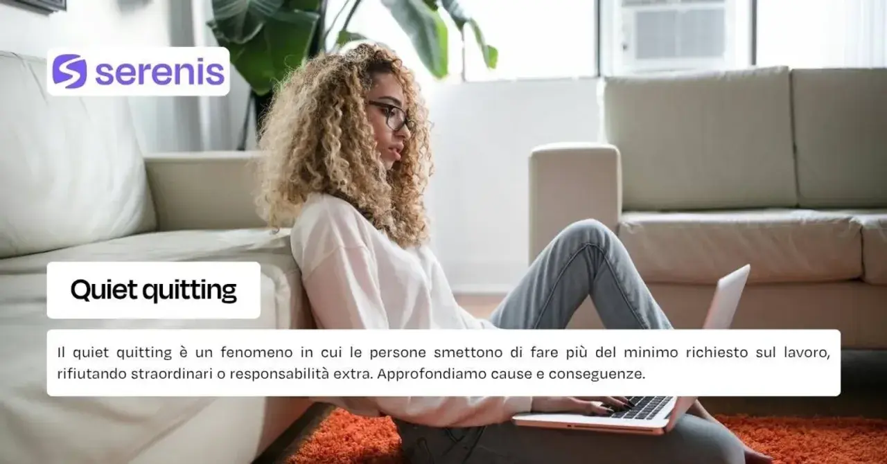 Ragazza con laptop, testo "Quiet quitting". Il fenomeno del quiet quitting: fare solo il minimo indispensabile al lavoro.
