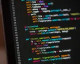 Codice Python su schermo scuro, con numeri di riga. Un esempio di codice che potrebbe far riflettere su quanto guadagna un programmatore.