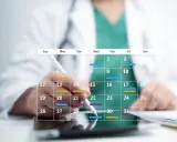 Medico che segna sul calendario, utile per un esempio calcolo periodo di comporto malattia.