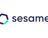 Logo di sesame hr: un esagono blu scuro con un segmento verde acqua.