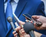 Giornalisti con microfoni e smartphone registrano un'intervista. Chissà quanto guadagna un giornalista oggi?