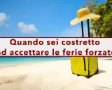 Valigia gialla e cappello di paglia su una spiaggia tropicale. Il testo recita: "Quando sei costretto ad accettare le ferie forzate", indicando che il datore di lavoro può imporre i permessi retribuiti.