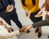 Un gruppo di persone applaude mentre due colleghi si stringono la mano. Un successo che fa ben sperare, anche se il premio produzione può essere tolto.