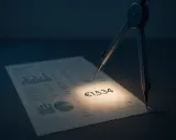 Compasso su foglio con grafici e la cifra €1.534 illuminata, simbolo di calcolo per la tassazione straordinari.