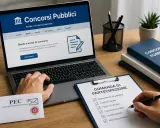 Ricerca di concorsi pubblici in uscita su un portale online. Una mano compila una domanda di partecipazione con i documenti richiesti.