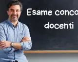 Uomo sorridente davanti a una lavagna con scritto "Esame concorso docenti". Preparazione per il concorso MIUR.