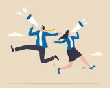 Uomini e donne corrono con megafoni, annunciando come scrivere un annuncio di lavoro efficace.