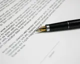 Una penna stilografica su un documento, che ricorda una esempio domanda di trasferimento motivata.