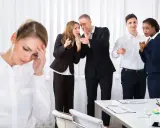 Donna stressata, colleghi che spettegolano e indicano. Come dimostrare il mobbing sul lavoro.