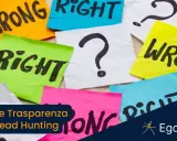 Post-it colorati con parole come "RIGHT", "WRONG" e punti interrogativi. Riflette l'etica professionale, il significato di fare la cosa giusta.