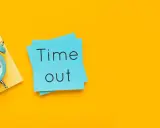 Sveglia e bigliettini blu con "Time out". Quante pause in 8 ore di lavoro?
