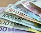 Banconote in euro di vario taglio, da 10 a 500 euro. Chissà quanto guadagna uno speaker radiofonico con questi soldi!