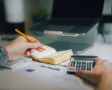 Un consulente finanziario cosa fa? Analizza grafici, usa la calcolatrice e prende appunti per pianificare strategie.