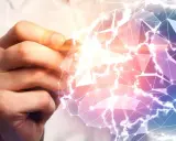 Mano che disegna un cervello stilizzato, connettendo punti e linee. Un'immagine che evoca la complessità della mente e la domanda: quanto guadagna uno psicologo?