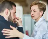 Donna consola uomo in lutto per il suocero. Richiesta permessi lutto suocero.