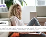 Ragazza con laptop, testo "Quiet quitting". Il fenomeno del quiet quitting: fare solo il minimo indispensabile al lavoro.