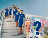 Hostess di terra in divisa blu salgono le scale di un aereo, con banconote in euro e un punto interrogativo che suggeriscono dubbi sullo stipendio.