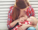 Madre allatta il suo bambino, un momento intimo che spiega le ore di allattamento come funziona.