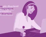 La gamification in azienda rende le sfide più divertenti e il lavoro più produttivo. Una donna con cuffie e occhiali lavora al laptop, con un microfono in mano.