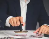 Timbro rosso "CANCELLED" su documenti. I permessi studio possono essere negati, come dimostra questo timbro.
