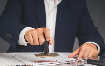 Timbro rosso "CANCELLED" su documenti. I permessi studio possono essere negati, come dimostra questo timbro.