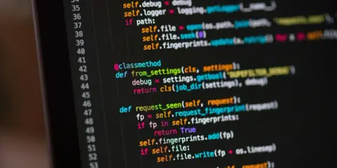 Codice Python su schermo scuro, con numeri di riga. Un esempio di codice che potrebbe far riflettere su quanto guadagna un programmatore.