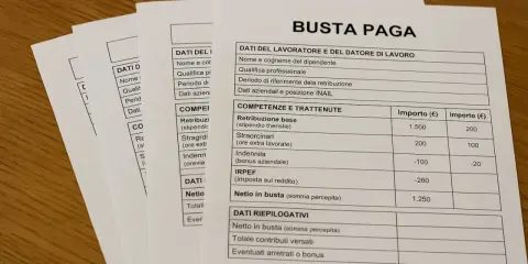 Busta paga con dettagli retributivi, contributi e imposte. Si evince che i giorni festivi vengono pagati, come indicato nelle voci "Straordinari" e "Eventuali arretrati o bonus".