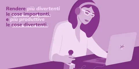 La gamification in azienda rende le sfide più divertenti e il lavoro più produttivo. Una donna con cuffie e occhiali lavora al laptop, con un microfono in mano.