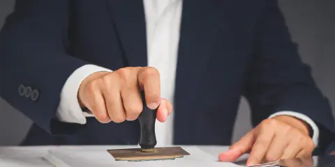 Timbro rosso "CANCELLED" su documenti. I permessi studio possono essere negati, come dimostra questo timbro.