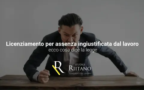 Uomo arrabbiato con pugno sul tavolo, testo "Licenziamento per assenza ingiustificata dal lavoro".