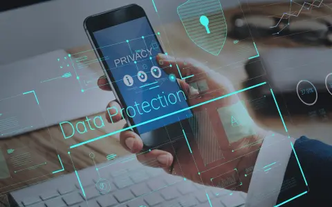 Schermata di uno smartphone con "Data Protection" e icone di sicurezza. Il concetto di obbligo timbratura dipendenti privati è legato alla protezione dei dati.