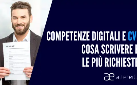 Uomo sorridente con un CV in mano, testo "Competenze digitali e CV: cosa scrivere e le più richieste".