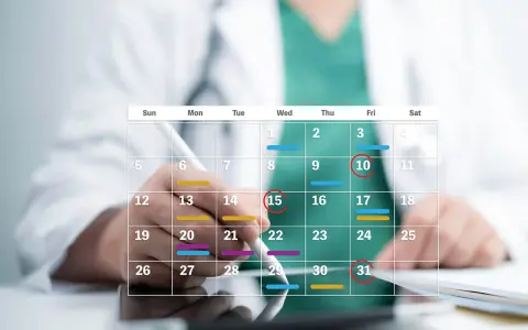 Medico che segna sul calendario, utile per un esempio calcolo periodo di comporto malattia.