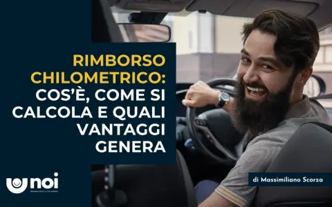 Uomo sorridente al volante, testo su rimborso chilometrico: cos'è, come si calcola e vantaggi.