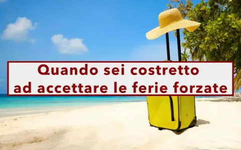 Valigia gialla e cappello di paglia su una spiaggia tropicale. Il testo recita: "Quando sei costretto ad accettare le ferie forzate", indicando che il datore di lavoro può imporre i permessi retribuiti.